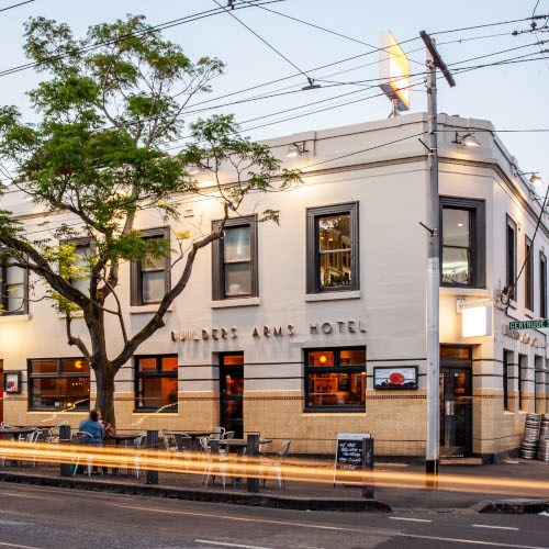 Photo of exterior of the Builders Arms Hotel with tables and chairs on the footpath